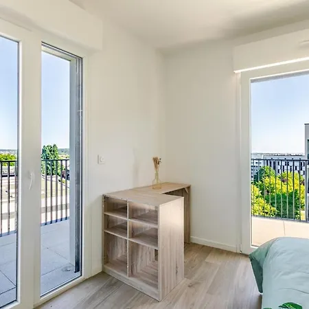 2p Moderne Avec Balcon Et Vue A Massy Apartment Palaiseau