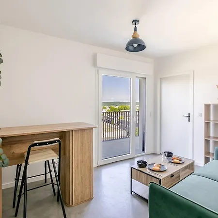 Apartment 2p Moderne Avec Balcon Et Vue A Massy